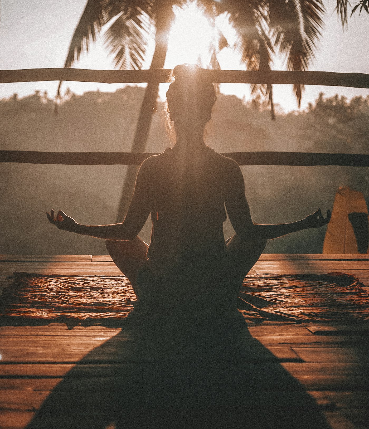 Ruhige Yoga- oder Atempraxis in entspannter Haltung