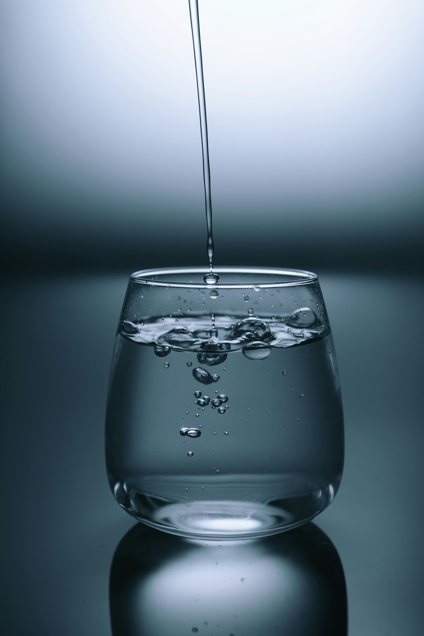 Glas mit klarem Wasser auf einem Tisch
